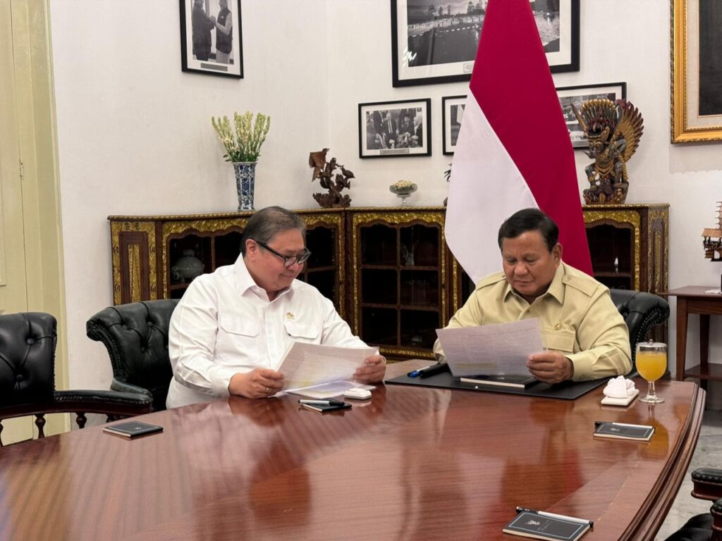 Pertemuan Menteri Koordinator Bidang Perekonomian Airlangga Hartarto dengan Presiden Prabowo Subianto. Stimulus pemerintah diharapkan menjaga pertumbuhan ekonomi, daya beli, lapangan kerja, dan stabilitas nasional berkelanjutan. /Kemenko Perekonomian