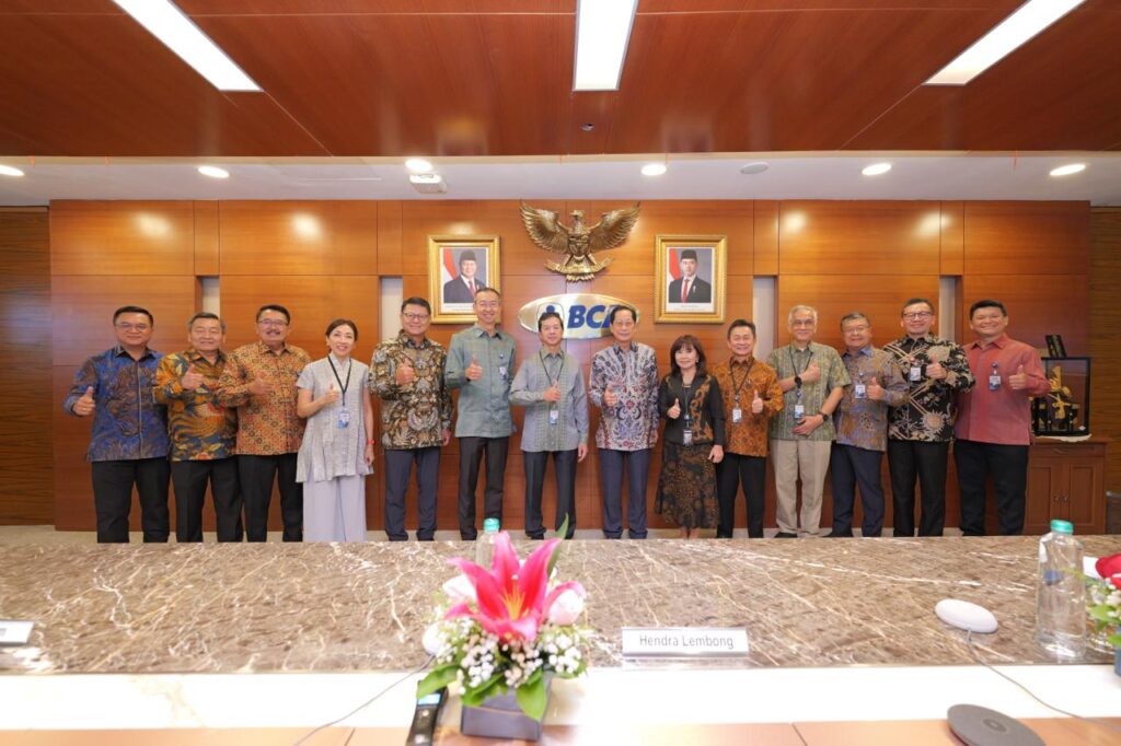 Presiden Komisaris BCA Jahja Setiaatmadja (ketujuh dari kanan), Komisaris Independen BCA Sumantri Slamet (keempat dari kanan), Presiden Direktur BCA Hendra Lembong (keenam dari kiri), Wakil Presiden Direktur BCA Armand W. Hartono (ketujuh dari kiri), Wakil Presiden Direktur BCA John Kosasih (kelima dari kiri), Direktur BCA Subur Tan (ketiga dari kanan), Direktur BCA Lianawaty Suwono (keenam dari kanan), Direktur BCA Santoso (kedua dari kiri), Direktur BCA Vera Eve Lim (keempat dari kiri), Direktur BCA Haryanto T. Budiman (kedua dari kanan), Direktur BCA Frengky Chandra Kusuma (kelima dari kanan), Direktur BCA Antonius Widodo Mulyono (ketiga dari kiri), Direktur BCA Hendra Tanumihardja (paling kiri), dan Direktur BCA David Formula (paling kanan) dalam Paparan Kinerja BCA Semester I 2026, Selasa (28/7). Penyaluran kredit BCA per Juni 2026 tumbuh 8% YoY, dan untuk pertama kalinya menembus angka Rp1.000 triliun. /BBCA