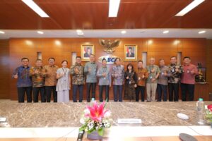 Presiden Komisaris BCA Jahja Setiaatmadja (ketujuh dari kanan), Komisaris Independen BCA Sumantri Slamet (keempat dari kanan), Presiden Direktur BCA Hendra Lembong (keenam dari kiri), Wakil Presiden Direktur BCA Armand W. Hartono (ketujuh dari kiri), Wakil Presiden Direktur BCA John Kosasih (kelima dari kiri), Direktur BCA Subur Tan (ketiga dari kanan), Direktur BCA Lianawaty Suwono (keenam dari kanan), Direktur BCA Santoso (kedua dari kiri), Direktur BCA Vera Eve Lim (keempat dari kiri), Direktur BCA Haryanto T. Budiman (kedua dari kanan), Direktur BCA Frengky Chandra Kusuma (kelima dari kanan), Direktur BCA Antonius Widodo Mulyono (ketiga dari kiri), Direktur BCA Hendra Tanumihardja (paling kiri), dan Direktur BCA David Formula (paling kanan) dalam Paparan Kinerja BCA Semester I 2026, Selasa (28/7). Penyaluran kredit BCA per Juni 2026 tumbuh 8% YoY, dan untuk pertama kalinya menembus angka Rp1.000 triliun. /BBCA