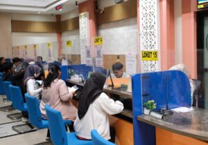 Petugas BPN sedang melayani masyarakat. ATR BPN mengajak masyarakat memanfaatkan aplikasi resmi untuk mengetahui tarif layanan pertanahan secara transparan akurat. /BPN