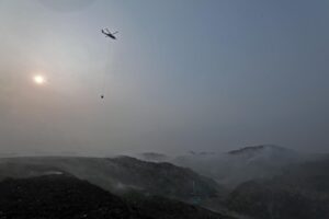 Helikopter water bombing BNPB beroperasi memadamkan kebakaran tempat pembuangan akhir (TPA) Jatiwaringin, Kecamatan Mauk, Kabupaten Tangerang, Banten, Selasa (7/6/2026). Kebakaran TPA Jatiwaringin terkendali 49%, BNPB fokus pendinginan dan mengatasi bara tersembunyi. /BNPB