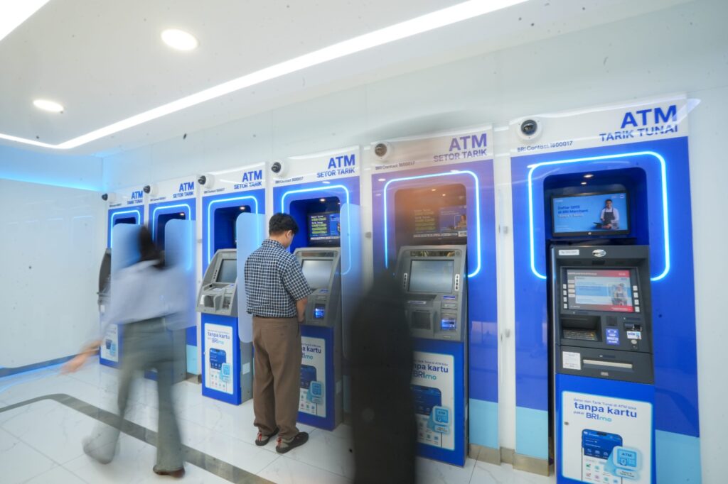 Nasabah sedang melakukan transaksi melalui ATM BRI. BRI memperkuat pendanaan lewat CASA Rp1.058 triliun, menekan biaya dana menjadi 2,33 persen, dan menjaga pertumbuhan bisnis berkelanjutan. /BRI