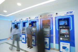 Nasabah sedang melakukan transaksi melalui ATM BRI. BRI memperkuat pendanaan lewat CASA Rp1.058 triliun, menekan biaya dana menjadi 2,33 persen, dan menjaga pertumbuhan bisnis berkelanjutan. /BRI
