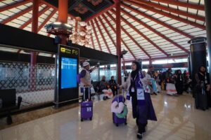Jemaah umrah bersiap melakukan penerbangan. Pemindahan layanan keberangkatan jemaah umrah ke Terminal 2F Bandara Soekarno Hatta telah sukses dan lancar. /InJourney