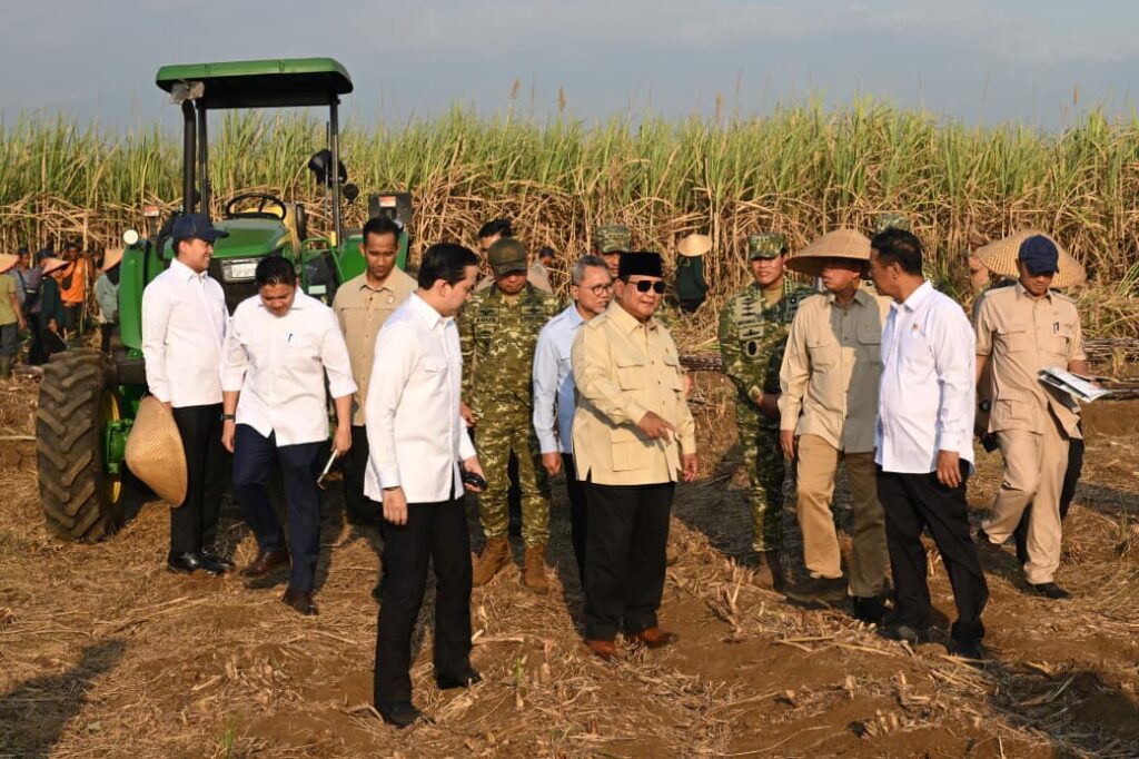 Menteri Agraria dan Tata Ruang sekaligus Kepala Badan Pertanahan Nasional (ATR/BPN) Nusron Wahid mendampingi Presiden Prabowo Subianto dalam agenda Panen Raya TNI di Lanud Abdulrachman Saleh, Malang, Jumat (17/07/2026). Menteri Nusron Wahid menegaskan bahwa kepastian hukum tanah sangat krusial dalam mendukung terwujudnya ketahanan pangan. /BPN