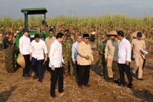 Menteri Agraria dan Tata Ruang sekaligus Kepala Badan Pertanahan Nasional (ATR/BPN) Nusron Wahid mendampingi Presiden Prabowo Subianto dalam agenda Panen Raya TNI di Lanud Abdulrachman Saleh, Malang, Jumat (17/07/2026). Menteri Nusron Wahid menegaskan bahwa kepastian hukum tanah sangat krusial dalam mendukung terwujudnya ketahanan pangan. /BPN