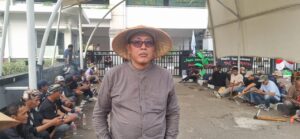 Ketua Dewan Pimpinan Pusat Asosiasi Petani Tembakau Indonesia (APTI) Agus Parmuji. Ratusan petani tembakau nekat menginap di Kemenko PMK untuk menolak aturan pembatasan nikotin dan tar. /Swaranusa-Jaffry Prabu Prakoso