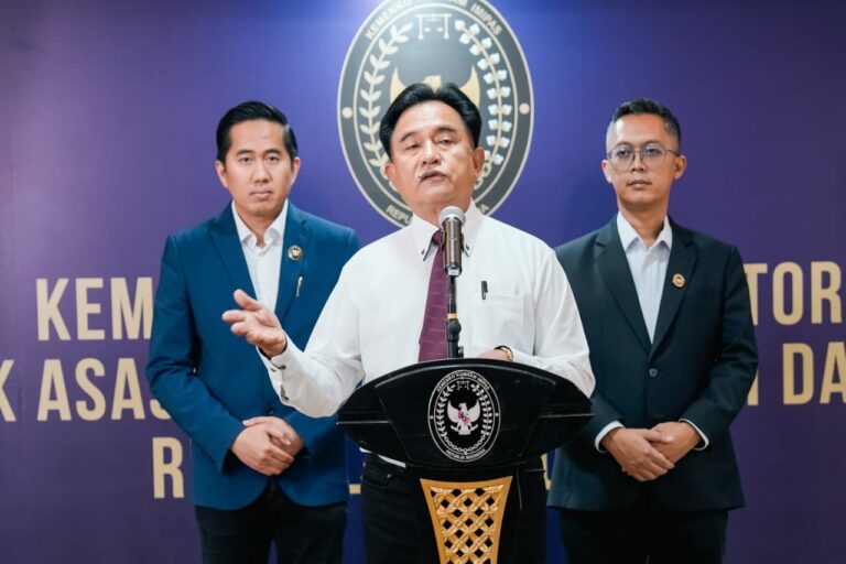 Menteri Koordinator Bidang Hukum, Hak Asasi Manusia, Imigrasi, dan Pemasyarakatan (Menko Kumham Imipas), Yusril Ihza Mahendra tegaskan bahwa deportasi warga Palestina ke Siprus murni penegakan hukum, bukan urusan politik. /Humas Kemenko Kumham Imipas-Zaken Azizi