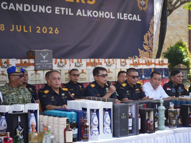 Konferensi pers Bea Cukai dan BAIS TNI berhasil menggagalkan peredaran 19.142 botol (setara 14.400,36 liter) minuman keras (miras) atau minuman mengandung etil alkohol (MMEA) ilegal yang menggunakan pita cukai palsu di Bali. Sinergi Bea Cukai dan BAIS TNI sukses mengamankan belasan ribu miras ilegal di wilayah Bali. /DJBC