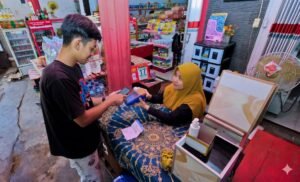 Warga berbelanja di salah satu agen BRILink. Jaringan Agen BRILink sukses mendorong inklusi keuangan dan memperkuat ekonomi kerakyatan hingga pelosok desa. /BRI