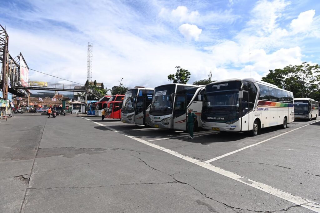Ditjen Hubdat Kemenhub imbau warga pastikan bus rombongan laik jalan dan berizin resmi. Pengecekan kendaraan dapat dilakukan via Spionam atau Mitra Darat. /Kemenhub