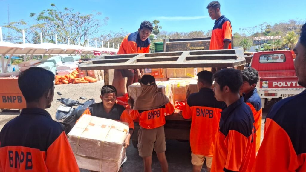 Personel gabungan sedang menyiapkan paket rendang sebanyak 500 kilogram dari Pemerintah Provinsi Sumatera Barat yang akan dikirimkan menggunakan pesawat menuju Kabupaten Manggarai dari Posko Aju 1 Labuan Bajo, Kabupaten Manggarai Barat, Nusa Tenggara Timur pada Selasa (25/8/2026). /BNPB