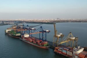 Kegiatan bongkar muat di Pelabuhan Tanjung Priok. Ekonom Trimegah Sekuritas ingatkan masa transisi integrasi data ekspor via PT DSI jangan hambat aktivitas riil eksportir dan kontrak yang ada. /Pelindo