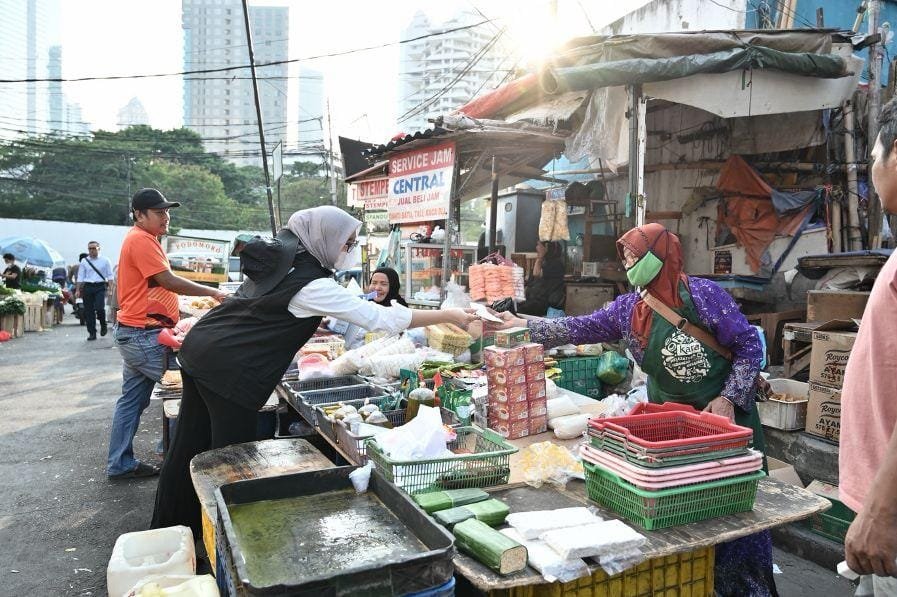 Tanggap darurat abu vulkanik Gunung Anak Krakatau, BRI Peduli bagikan masker dan vitamin bagi warga di titik mobilitas tinggi Jakarta dan Lampung. /BRI