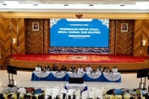 Kementerian Keuangan melalui DJBC menggagalkan penyelundupan 30 kontainer beras dan garam ilegal serta 1.435 bale pakaian bekas senilai Rp27,33 miliar di berbagai wilayah. /DJBC