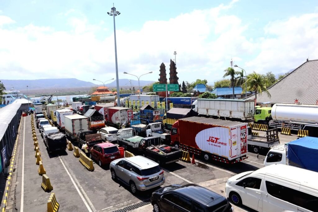 ASDP optimalkan 26 kapal dan atur pola operasi untuk urai antrean kendaraan di lintasan Ketapang–Gilimanuk. Keselamatan pelayaran tetap jadi prioritas utama. /ASDP