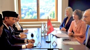 Menko AHY temui Presiden Swiss Guy Parmelin di Bern. Bahas investasi dan transfer teknologi di bidang pengelolaan air, hydropower, serta transportasi berkelanjutan. /Kemenko Bidang Infrastruktur dan Pembangunan Kewilayahan