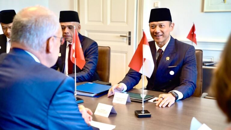 Menko AHY bertemu Presiden Swiss Guy Parmelin di Bern. Bahas kerja sama air, hydropower, dan transportasi rendah karbon untuk perkuat infrastruktur RI. /Kemenko Infrastruktur
