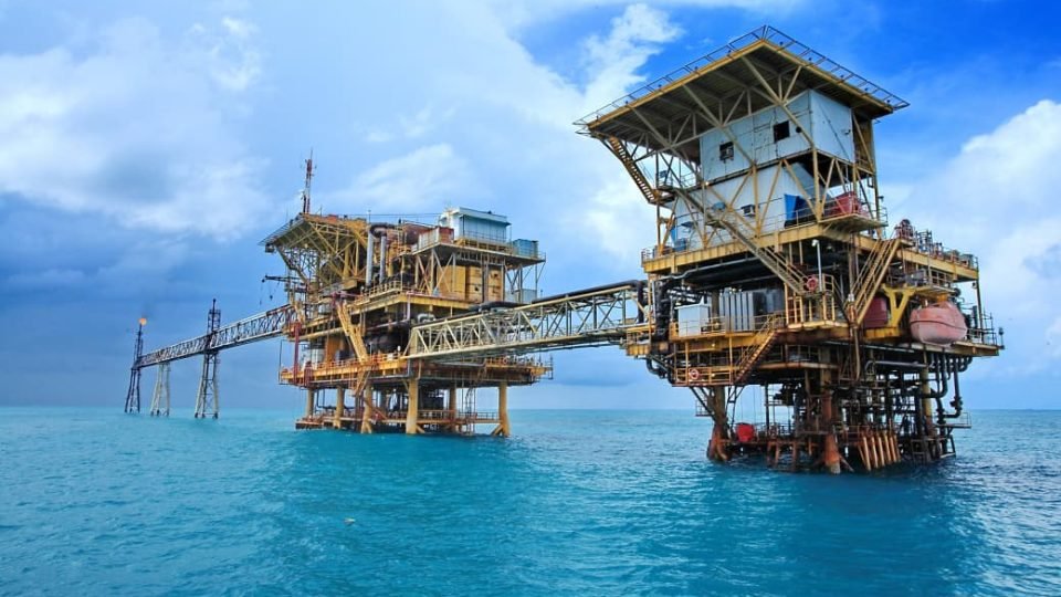 Fasilitas produksi migas. Investasi hulu migas RI capai US$ 10,4 miliar per Agustus 2026. ReforMiner Institute soroti pentingnya lembaga ber-DNA bisnis dalam RUU Migas untuk atasi hambatan regulasi. /Pertamina