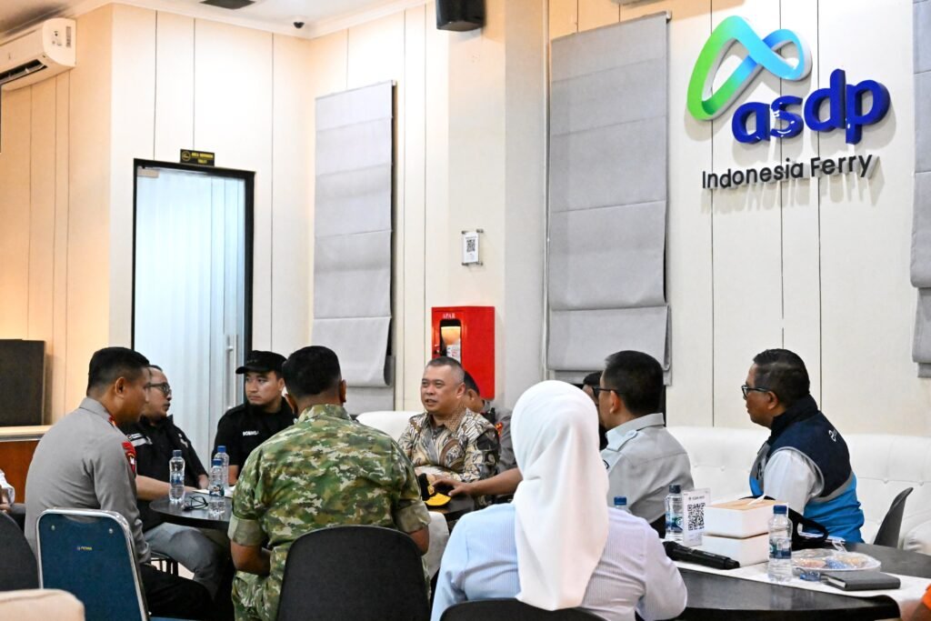 Kapal KMP Batumandi rute Bakauheni-Merak mengalami kebakaran di perairan Merak, Selasa (20/10). Menhub pastikan seluruh penumpang dan awak kapal berhasil dievakuasi selamat. /Ika-BKIP Kemenhub
