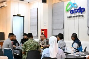 Kapal KMP Batumandi rute Bakauheni-Merak mengalami kebakaran di perairan Merak, Selasa (20/10). Menhub pastikan seluruh penumpang dan awak kapal berhasil dievakuasi selamat. /Ika-BKIP Kemenhub