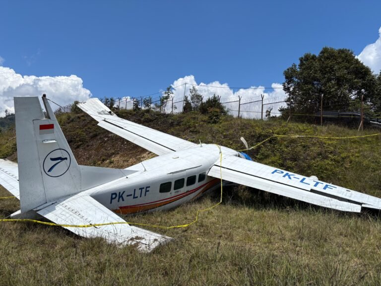 Pesawat Asian One Air rute Timika-Sugapa tergelincir di Bandara Bilorai, Papua Tengah,Sabtu (24/10/2026). Dirjen Perhubungan Udara Lukman F. Laisa pastikan seluruh penumpang selamat. /Kemenhub