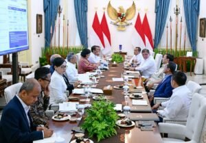 Menko Perekonomian Airlangga Hartarto ungkap hasil rapat evaluasi 2 tahun pemerintahan Presiden Prabowo. Bahas stabilitas makroekonomi, investasi, dan debottlenecking ekspor. /BPMI Setpres